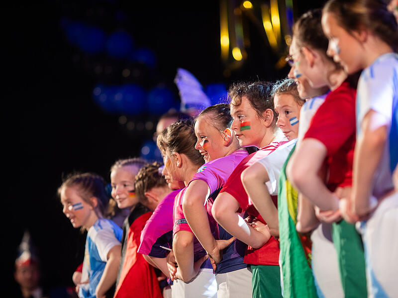 Die Kindergarde machte in ihrem Showtanz die Fu&szlig;ball-WM zum Thema.