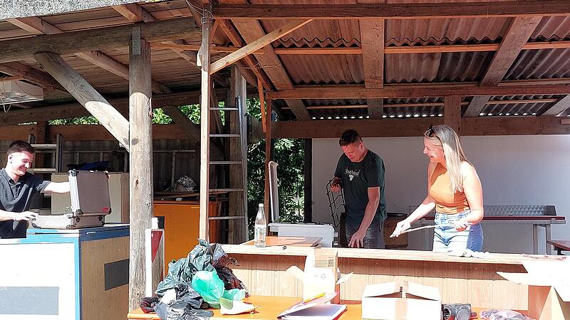 Michael M&uuml;ller (Mitte), Christin Schaller und Lucas L&ouml;hlein organisieren die D&ouml;rfleser Kirchweih. Dazu ist schon im Vorfeld viel Einsatz n&ouml;tig.
