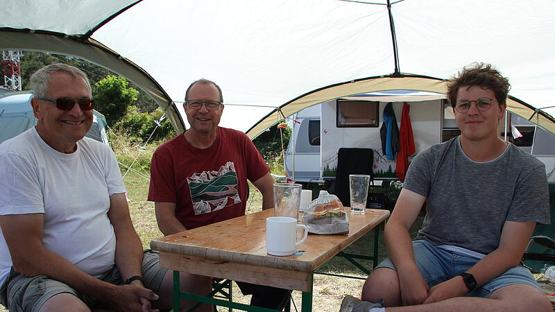 Drei Segelflieger in Ebermannstadt: Kai Lindenberg (Mitte) mit Martin Bauer (links) und dessen Sohn Paul (rechts).