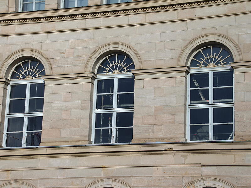 Das Coburger Landestheater soll saniert werden. Doch bevor es so richtig losgehen kann, sind umfangreiche Untersuchungen erforderlich. Hier ist beim Blick durch die Fenster zu erkennen, dass im Spiegelsaal ein Gerüst aufgebaut ist.
