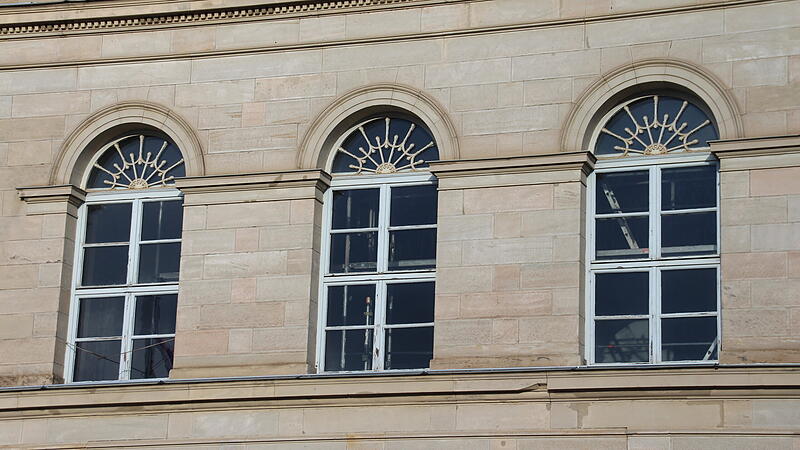 Das Coburger Landestheater soll saniert werden. Doch bevor es so richtig losgehen kann, sind umfangreiche Untersuchungen erforderlich. Hier ist beim Blick durch die Fenster zu erkennen, dass im Spiegelsaal ein Ger&uuml;st aufgebaut ist.