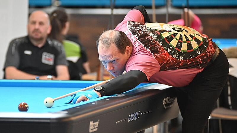 Thore Sönksen konzentriert sich im Finale um die deutsche Meisterschaft in der Poolbillard-Variante 9-Ball in Bad Wildungen auf den nächsten Stoß. Sönksen wurde Zweiter.