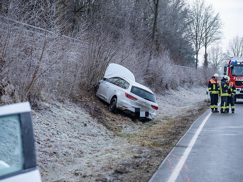 Glätteunfall auf B4: Zwei Verletzte und hoher Sachschaden