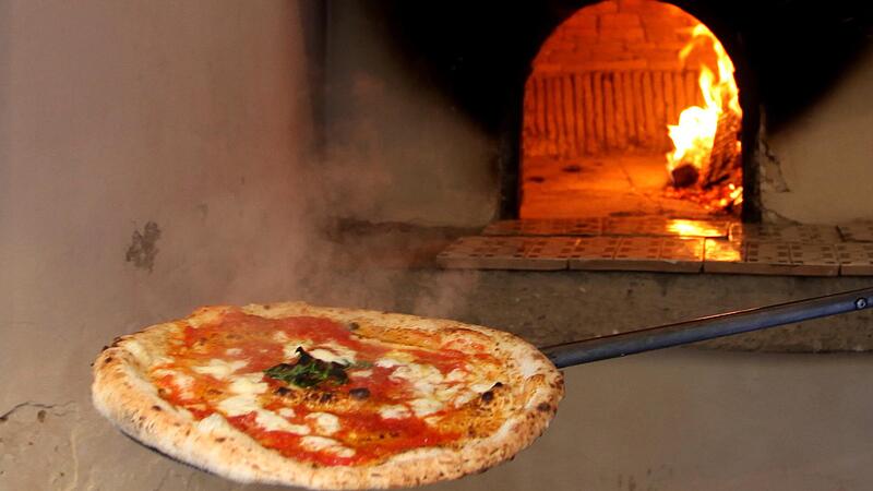 Gleich &uuml;ber zwei neue Pizzaofen d&uuml;rfen sich die Bewohnerinnen und Bewohner von Ahorn freuen.