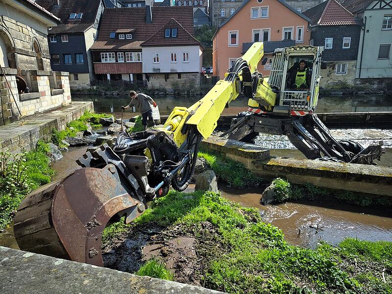Baggerarbeiten in der Ha&szlig;lach ziehen die Blicke auf sich