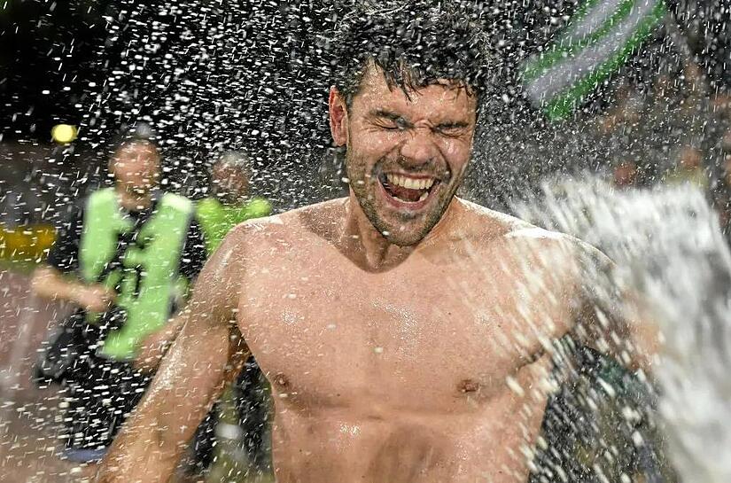 Wenn es im Schweinfurter Sachs-Stadion künftig etwas zu feiern gibt, wie bei FC-05-Trainer Victor Kleinhenz, fließt kein Schweinfurter, sondern Kulmbacher Bier.