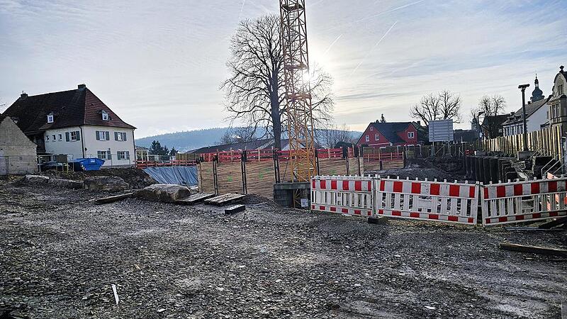 Lange lag die Baustelle brach. Seit einigen Wochen hat sie Fahrt aufgenommen. Lange lag die Baustelle brach. Seit einigen Wochen hat sie Fahrt aufgenommen.