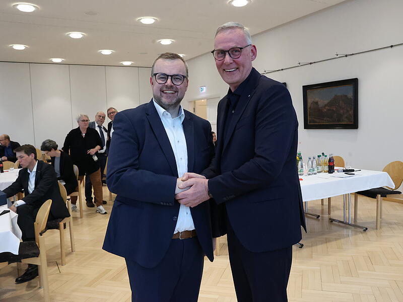 Stabwechsel auf der Wirtschaftsseite des Arbeitskreises Schule-Wirtschaft: Sebastian D&ouml;berl (links) folgt auf Clemens Dereschkewitz (rechts).