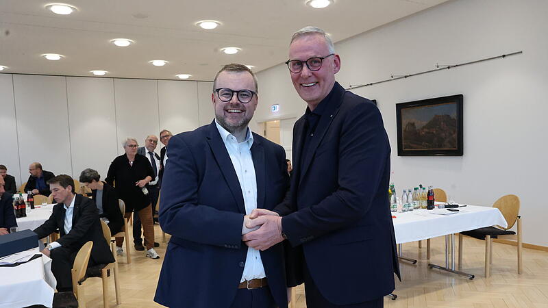 Stabwechsel auf der Wirtschaftsseite des Arbeitskreises Schule-Wirtschaft: Sebastian D&ouml;berl (links) folgt auf Clemens Dereschkewitz (rechts).