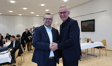 Stabwechsel auf der Wirtschaftsseite des Arbeitskreises Schule-Wirtschaft: Sebastian D&ouml;berl (links) folgt auf Clemens Dereschkewitz (rechts).