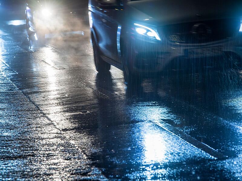 Autos fahren bei gefrierenden Regen über eine Straße