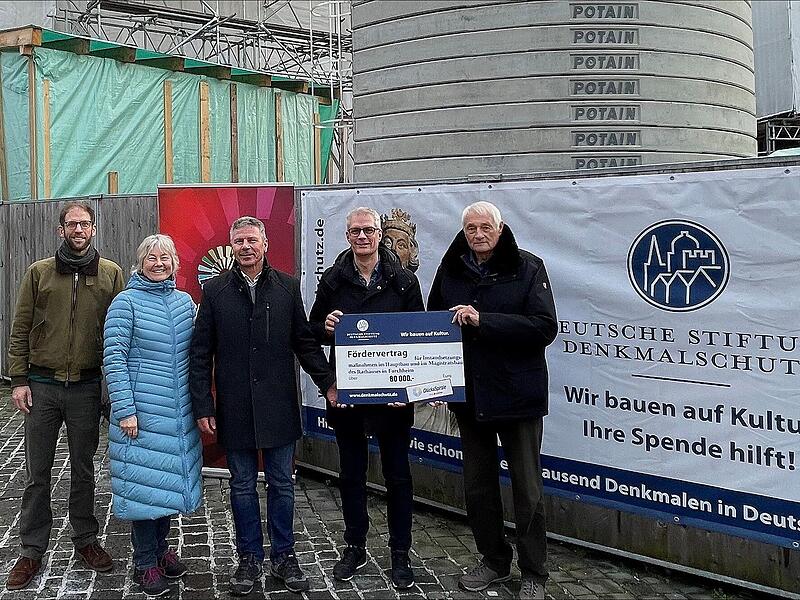 F&uuml;r die Generalsanierung des Forchheimer Rathauses stellt die Deutsche Stiftung Denkmalschutz (DSD) dank zahlreicher Spenden sowie der Ertr&auml;ge der Lotterie Gl&uuml;cksSpirale 80.000 Euro zur Verf&uuml;gung. Den symbolischen Scheck &uuml;berbrachten Gerd Sommer (rechts im Bild) vom Ortskuratorium Erlangen der DSD im Beisein von Helmut Habammer (3. von rechts) von Lotto Bayern an Forchheims Oberb&uuml;rgermeister Dr. Uwe Kirschstein. Mit auf dem Foto: Christoph Schulz (links) (F&ouml;rdermittelmanagement Stadt Forchheim) und Claudia Stumpf, Projektleitung Rathaus (2. von links).
