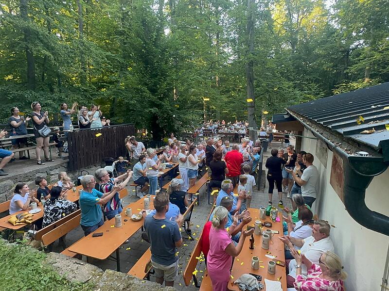 Der Jubel im Felsenkeller in Neuhaus war gro&szlig; und viele Freunde gratulierten Familie Wirth, manche mit Tr&auml;nen in den Augen.