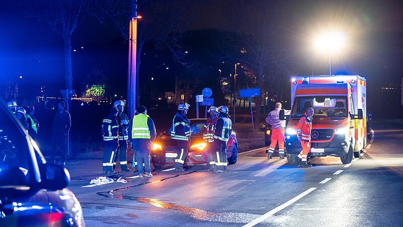 Eine Autofahrerin hat am Mittwoch beim Überqueren einer Bundesstraße bei Stegaurach drei Menschen erfasst. Unfallstelle in Stegaurach: Eine Autofahrerin hat am Mittwochabend (11.12.2024) auf der B22 drei Personen erfasst.