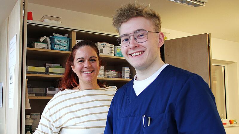 Azubi Toni Fischer und Wohnbereichsleitung Katrin Kunz stellen die Medikamente zusammen.