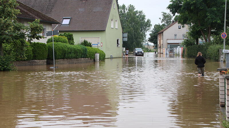 Starkregen hat 2021 mehrere Stra&szlig;en in H&ouml;chstadt unter Wasser gesetzt.
