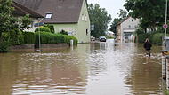 Starkregen hat 2021 mehrere Stra&szlig;en in H&ouml;chstadt unter Wasser gesetzt.