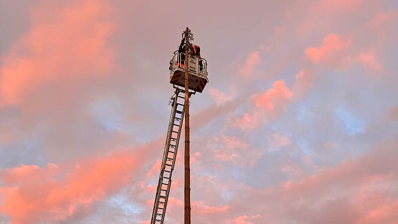 Der Kirchweihbaum in Ebermannstadt wurde nach nur wenigen Tagen Standzeit am Montagabend mit Hilfe der Feuerwehr entfernt.