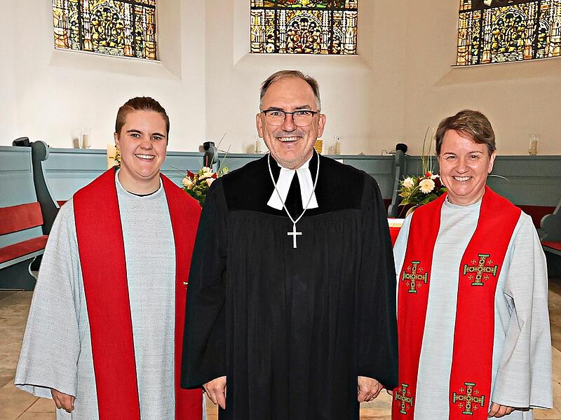 Mit einem festlichen Gottesdienst wurde Diakon:in Mika Türke in der Evangelisch-lutherischen Pfarrei Bad Rodach in den Dienst eingeführt (von links): Diakon:in Mika Türke, Dekan Andres Kleefeld und Diakonin Nicole Koch. Desombre Mit einem festlichen Gottesdienst wurde Diakon:in Mika Türke in der Evangelisch-lutherischen Pfarrei Bad Rodach in den Dienst eingeführt (von links): Diakon:in Mika Türke, Dekan Andres Kleefeld und Diakonin Nicole Koch.