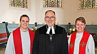 Mit einem festlichen Gottesdienst wurde Diakon:in Mika T&uuml;rke in der Evangelisch-lutherischen Pfarrei Bad Rodach in den Dienst eingef&uuml;hrt (von links): Diakon:in Mika T&uuml;rke, Dekan Andres Kleefeld und Diakonin Nicole Koch.