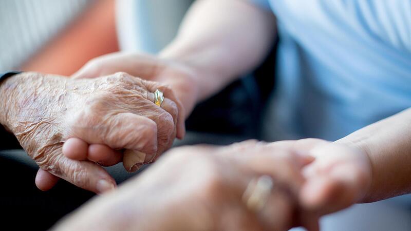 In Pflegeheimen des Landkreises wird wegen der zahlreichen Corona-Ausf&auml;lle jede helfende Hand gebraucht.