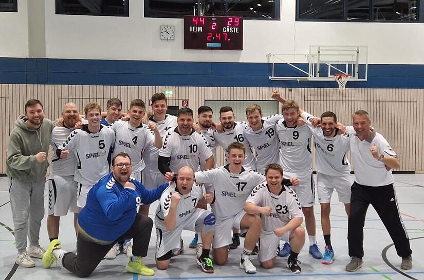 Am letzten Saisonspieltag machte die SG 12 Bamberg/Hallstadt den Klassenerhalt perfekt. Nun sucht der Klub einen Nachfolger von Trainer Frank Steinberg (re.). Am letzten Saisonspieltag machte die SG 12 Bamberg/Hallstadt den Klassenerhalt perfekt. Nun sucht der Klub einen Nachfolger von Trainer Frank Steinberg (re.).