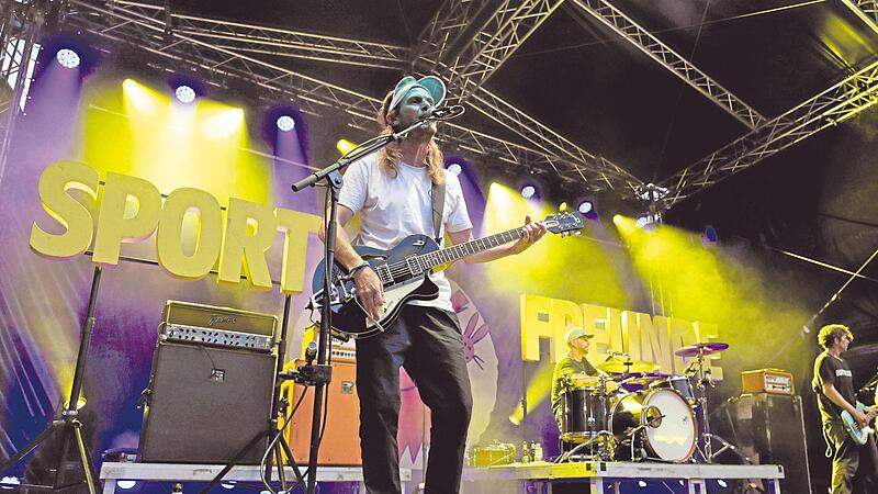 Die Sportfreunde Stiller treten am 21. September bei einer Großkundgebung gegen Rechtsextremismus in Potsdam auf. Die Band spielte bereits bei Demos gegen rechts und für mehr Klimaschutz. Die Sportfreunde Stiller treten am 21. September bei einer Großkundgebung gegen Rechtsextremismus in Potsdam auf. Die Band spielte bereits bei Demos gegen rechts und für mehr Klimaschutz.