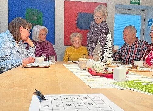 Das gemeinsame Bingo-Spielen stand im Vordergrund der Veranstaltung. Rechts im Bild Sabine König.