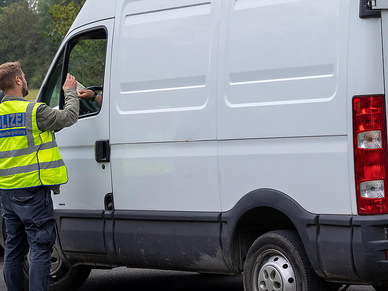 Drogenkontrolle an A3: Polizei gleich doppelt erfolgreich Transporter, Kontrolle, Polizeikontrolle