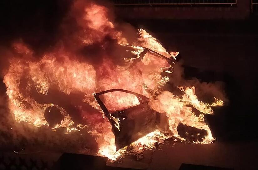 Das Fahrzeug, das im Kieferndorfer Weg in Flammen aufging, brannte vollst&auml;ndig aus.