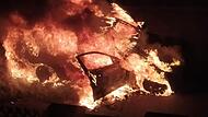 Das Fahrzeug, das im Kieferndorfer Weg in Flammen aufging, brannte vollst&auml;ndig aus.