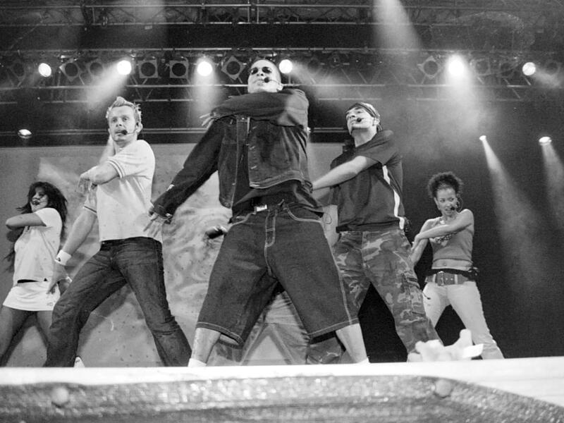 Bro’sis in Weismain Kinder, wie die Zeit vergeht! Dieses Bild zeigt die Band Bro’sis bei einem Auftritt im Jahr 2002 in Weismain. Der Zweite von rechts ist Giovanni Zarrella. Der Zweite von links ist Ross Antony.