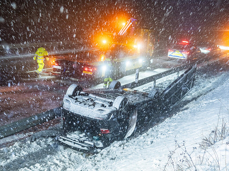 Winter h&auml;lt Einsatzkr&auml;fte auf Trab - zwei Verletze nach &Uuml;berschlag im dichten SchneetreibenUnfall A 73 zwischen Coburg und Eisfeld