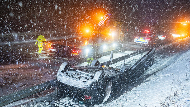 Winter h&auml;lt Einsatzkr&auml;fte auf Trab - zwei Verletze nach &Uuml;berschlag im dichten SchneetreibenUnfall A 73 zwischen Coburg und Eisfeld
