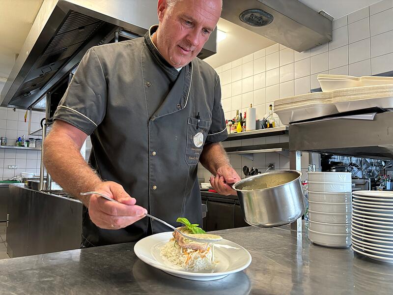 Mit Stolz serviert Frank Niebler seinen G&auml;sten die Karpfenroulade nach einem selbst entwickelten Rezept.
