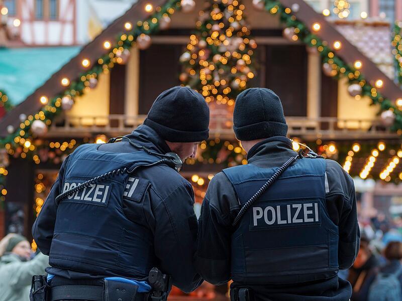 Polizei auf dem Weihnachtsmarkt Polizei auf dem Weihnachtsmarkt