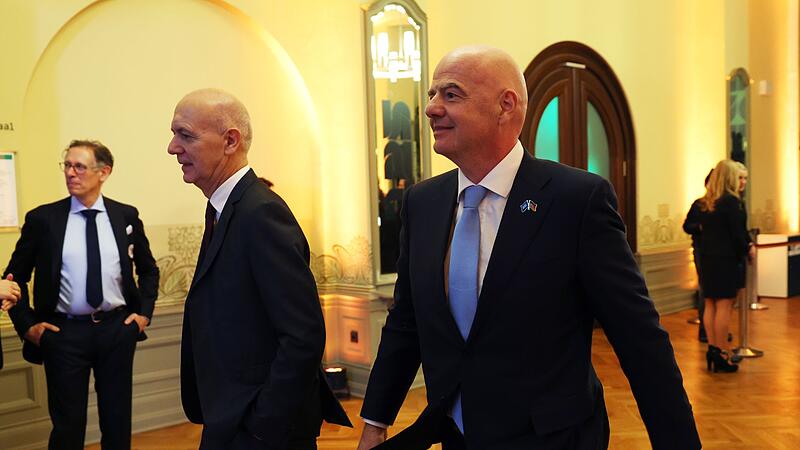 Bernd Neuendorf (l) und Gianni Infantino