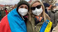 Bei der Solidaritätskundgebung am Samstag in Forchheim waren Khanim Scholz und Olga Berger (rechts)  dabei, deren Familie im Süden der Ukraine lebt.Forchheim & Fränkische Schweiz