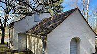 Das eigentliche Taharahaus ist der Bau im Vordergrund. Das höhere Wohnhaus wurde 1893 angebaut.