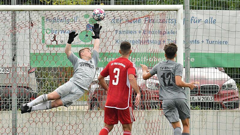 Die Flugeinlage n&uuml;tzt in diesem Fall nichts: Den perfekt ausgef&uuml;hrten Freisto&szlig; des Eberners  Joseph Wei&szlig; kann der sonst so gl&auml;nzend haltende Staffelsteiner Schlussmann Stefan Klemenz nicht parieren &ndash; 1:2 in der Schlussminute.