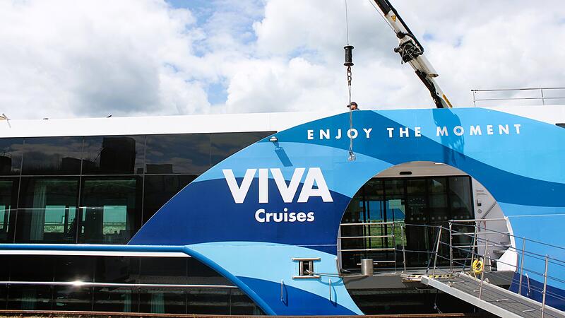 Nach Kollision mit Br&uuml;cke in Knetzgau: Die Reparaturarbeiten am Flusskreuzfahrtschiff Viva Moments sind fast abgeschlossen.