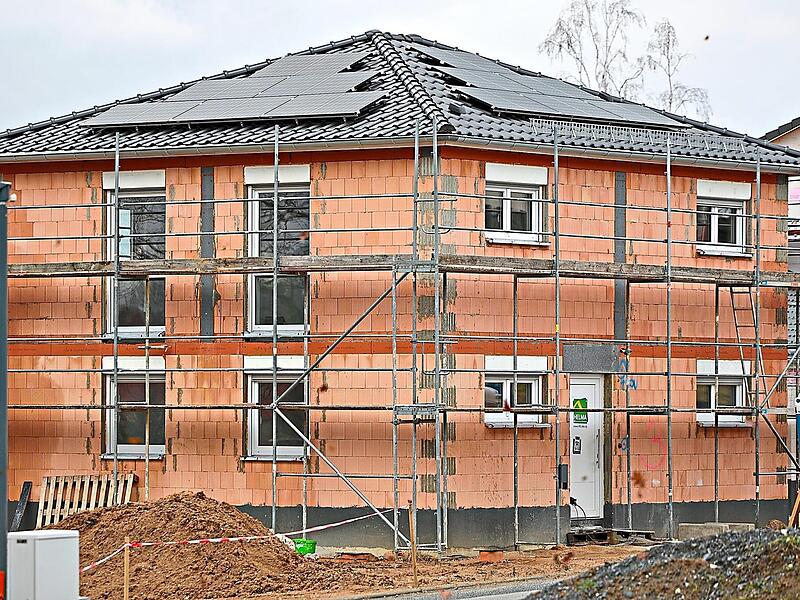 Vor allem die Nachfrage nach Ein- und Zweifamilienh&auml;user hat im Landkreis Kulmbach im Jahr 2025 wieder merklich angezogen, schreiben die Verfasser des Immobilienmarktberichts. dpa/Jan Woitas