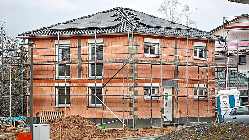Vor allem die Nachfrage nach Ein- und Zweifamilienh&auml;user hat im Landkreis Kulmbach im Jahr 2025 wieder merklich angezogen, schreiben die Verfasser des Immobilienmarktberichts. dpa/Jan Woitas