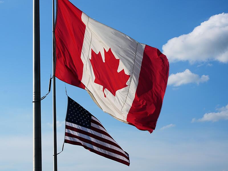 Flaggen von Kanada und den USA Flaggen von Kanada und den USA