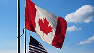Flaggen von Kanada und den USA Flaggen von Kanada und den USA