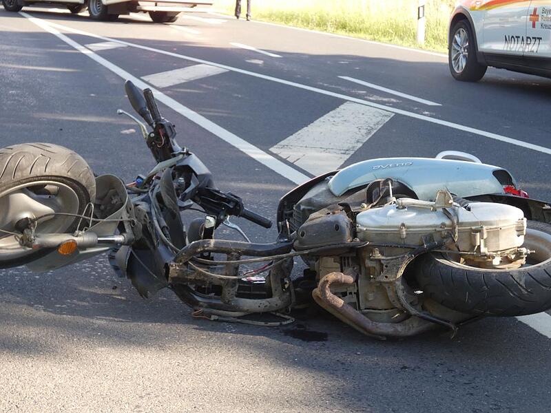 Tödlicher Unfall: Ein 75-Jähriger wollte mit seinem Roller in die Staatsstraße 2281 einfahren und übersah dabei ein vorfahrtsberechtigtes Auto