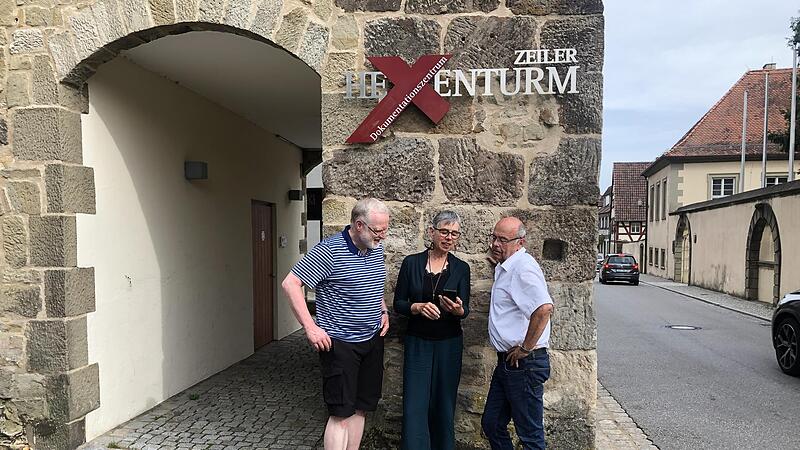 Monika Schaut erkl&auml;rt Detlef Winkelmann, links im Bild, und  Christoph Winkler ihre Gedanken zu dem H&ouml;rspiel.