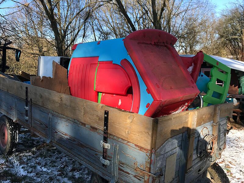 Beim Abriss des Klettergerüsts rückten rund 40 Helfer mit Traktoren und Werkzeug an, und halfen beim Abriss. Beim Abriss des Klettergerüsts rückten rund 40 Helfer mit Traktoren und Werkzeug an, und halfen beim Abriss.