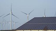 Photovoltaik- und Windenergieanlagen lassen sich häufig hervorragend kombinieren.