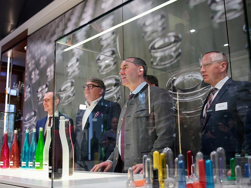 Wirtschaftsminister Hubert Aiwanger startet Millionenprojekt für die Glasindustrie im Frankenwald bei Wiegand Wirtschaftsminister Hubert Aiwanger ( FW / Freie Wähler ) startet Millionenprojekt für die Glasindustrie im Frankenwald bei Wiegand